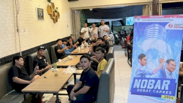 Barisan Relawan for Gibran (RFG) Sulawesi Selatan menggelar nonton bareng (nobar) debat calon presiden 2024 sesi ketiga, Minggu (7/1/2024) malam. (Foto: Istimewa)