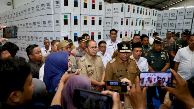 Wali Kota Makassar, Moh Ramdhan Pomanto bersama Pj Gubernur Sulsel Bahtiar Baharuddin bersama pihak terkait saat meninjau lokasi Gudang Logistik Pemilu Kota Makassar di Jl Ir Sutami, Senin (8/1/2024). (Foto: Istimewa)