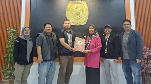 KPU Kota Makassar saat menerima Laporan Awal Dana Kampanye (LADK) partai politik peserta Pemilu 2024. (Foto: Istimewa)