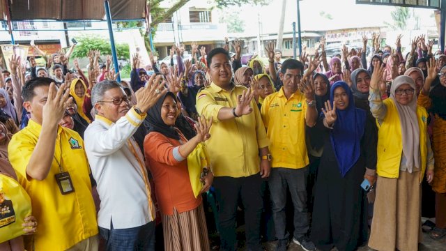 Caleg DPR RI Partai Golkar dari Dapil Sulsel II, Taufan Pawe saat menggelar sosialiasi di dua titik di Kabupaten Maros, Senin (8/1/2024). (Foto: Istimewa)