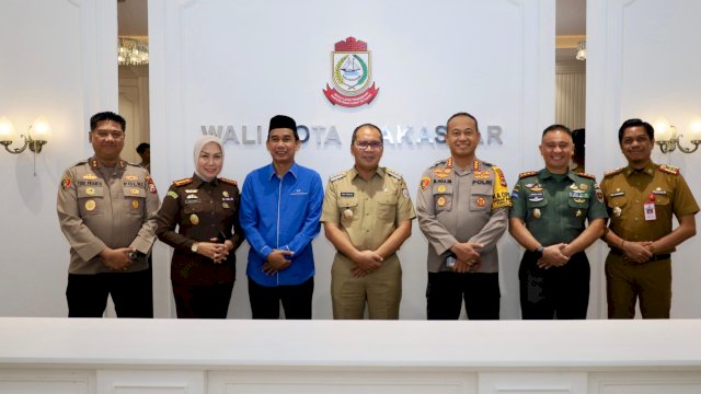 Wali Kota Makassar, Moh Ramdhan Pomanto beserta jajaran Forkopimda berkunjung ke ruangan barunya pasca rehabilitasi Kantor Balai Kota, Makassar, Senin (8/1/2024). (Foto: Istimewa)