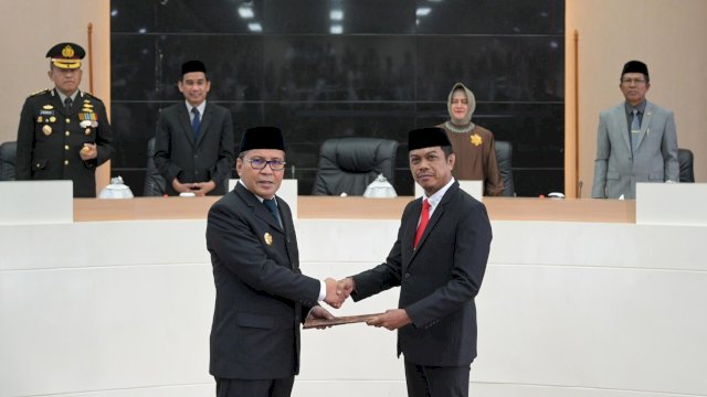 Wali Kota Makassar, Moh Ramdhan Pomanto bersama Pj Sekda Makassar, Firman Pagarra berfoto bersama usai pelantikan di Ruang Sipakatau Balaikota Makassar, Rabu (10/1/2024). (Foto: Istimewa)