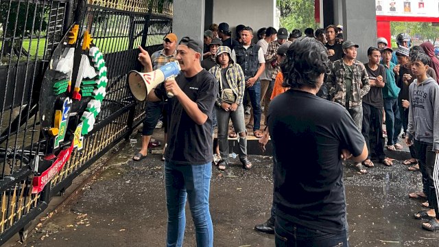 Aliansi Pemuda dan Mahasiswa Sulawesi Selatan (APMS) saat melakukan aksi demonstrasi di kantor Gubernur Sulsel, Jalan Urip Sumoharjo, Makassar, Rabu (10/1/2024). (Foto: Istimewa)