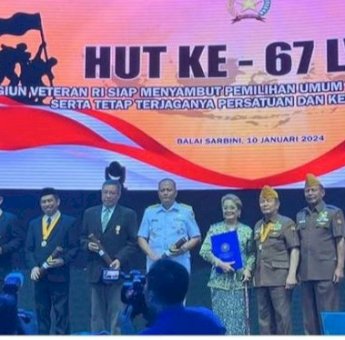 Kepala LLDIKTI IX Terima Anugerah Bintang Legiun Veteran RI 2024