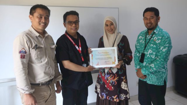 Badan Pusat Statistik (BPS) Kabupaten Bantaeng memberikan penghargaan khusus kepada Huadi Group, Kamis (11/1/2024). (Foto: Istimewa)