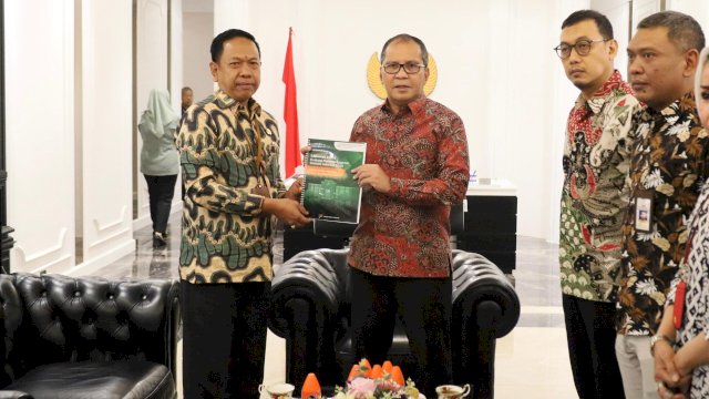 Kepala BPS Makassar, Abdul Hafid saat menyerahkan penghargaan kepada Wali Kota Makassar, Moh Ramdhan Pomanto di Kantor Balai Kota Makassar, Jumat (12/1/2024). (Foto: Istimewa)