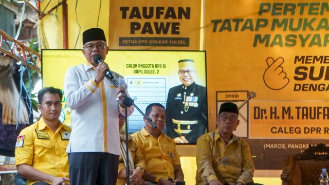 Caleg DPR RI Dapil Sulsel II Partai Golkar, Taufan Pawe saat menggelar sosialisasi di Kecamatan Bacukiki Barat, Kota Parepare, Minggu (14/1/2024). (Foto: Istimewa)