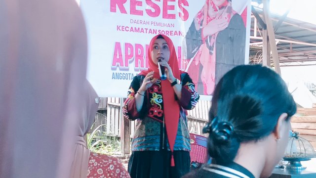 Ket : Legislator PDIP Parepare, Apriyani Djamaluddin saat melakukan reses (Foto : Mulyadi Ma'ruf)