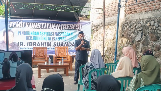 Ket : Ketua Komisi III DPRD Parepare, Ibrahim Suanda saat melakukan reses di Kelurahan Lapadde Kecamatan Ujung (Foto : Mulyadi Ma'ruf/republiknews.co.id)