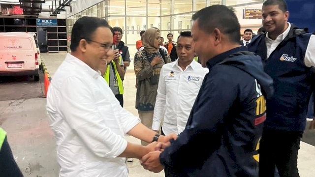 Ketua DPW NasDem Sulsel, Rusdi Masse bersama Ketua TKD AMIN Sulsel, Syaharuddin Alrif saat menjemput Anies Baswedan di Bandara Sultan Hasanuddin, Makassar, Selasa (16/1/2024) malam. (Foto: Istimewa)