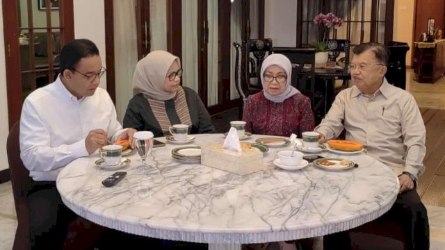 Calon presiden RI nomor urut 1, Anies Rasyid Baswedan saat melakukan sarapan bersama Jusuf Kalla di kediaman pribadi JK, Jalan Haji Bau, Makassar, Rabu (17/1/2024) pagi. (Foto: Istimewa)