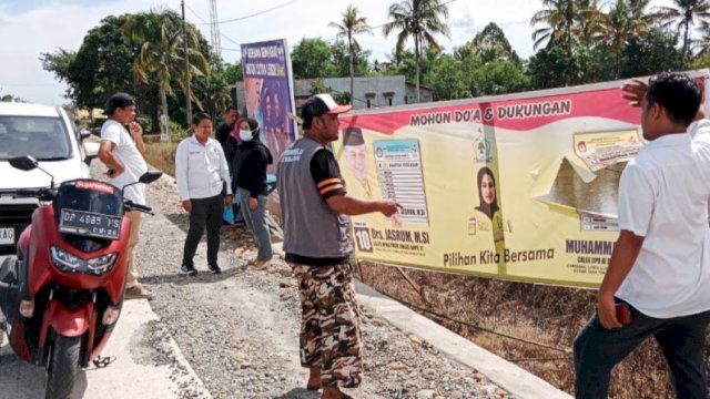 Alat peraga kampanye milik Caleg DPR RI Partai Golkar dari Dapil Sulsel III, Muhammad Fauzi diduga dirusak oleh oknum tak bertanggung jawab. (Foto: Istimewa)