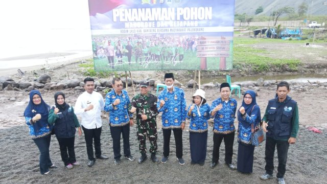 Jajaran Forkopimda Bantaeng bekerjasama dengan Huadi Group melaksanakan penanaman pohon mangrove dan ketapang, Rabu (17/1/2024). (Foto: Istimewa)
