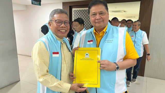 Ketua Umum Partai Golkar, Airlangga Hartarto saat menyerahkan surat perintah bacalon gubernur Sulsel kepada Ketua DPD I Golkar Sulsel, Taufan Pawe di Kantor DPP Partai Golkar, Jakarta, Rabu (17/1/2024). (Foto: Istimewa)