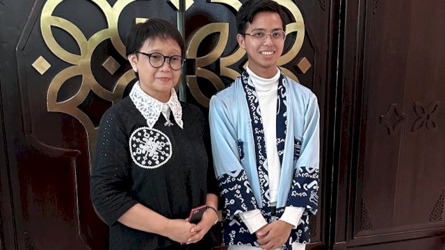Ket : Muhammad Fajhriyadi Hastira saat berfoto dengan Menlu Retno Marsudi (Istimewa)