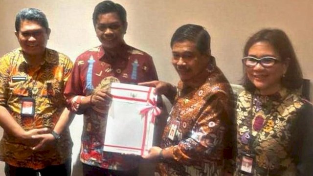 Pj Sekda Makassar, Firman Hamid Pagarra saat menerima penghargaan untuk Kota Makassar sebagai salah satu kota terbaik penyelenggaraan pemerintahan di tingkat nasional, Kamis (18/1/2024). (Foto: Istimewa)