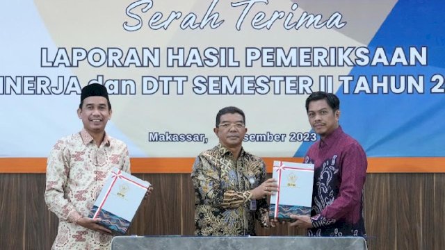 Pj Sekda Makassar, Firman Pagarra (kanan) bersama Ketua DPRD Makassar, Rudianto Lallo (kiri) saat menerima LHPK dari BPK RI Sulsel, Jumat (19/1/2024). (Foto: Istimewa)