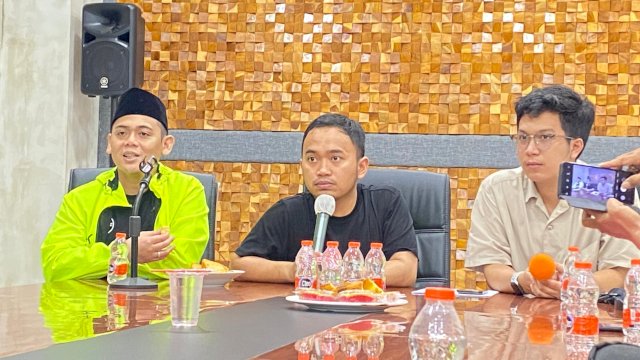 Ketua DPW PPP Sulsel, Imam Fauzan Amir Uskara (tengah) dalam konferensi pers di Sekretariat DPW PPP Sulsel, Jalan Sungai Saddang, Makassar, Selasa (23/1/2024). (Foto: Istimewa)