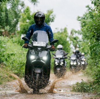 Intip Tips Khusus Berkendara Sepeda Motor yang Aman di Musim Hujan ala Yamaha