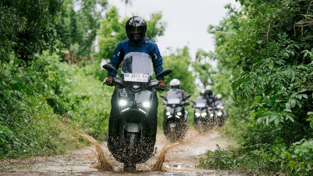 Berkendara sepeda motor di musim hujan memerlukan tips khusus agar perjalanan tetap aman dan lancar. (Foto: Istimewa)