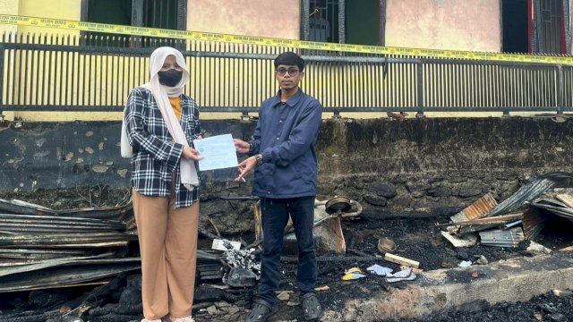 Huadi group melalui Yayasan Bantaeng Lestari Sejahtera (Bastra) membantu korban kebakaran di Dusun Parang, Desa Pa'bentengan, Kecamatan Eremerasa, Bantaeng, Selasa (23/1/2024). (Foto: Istimewa)