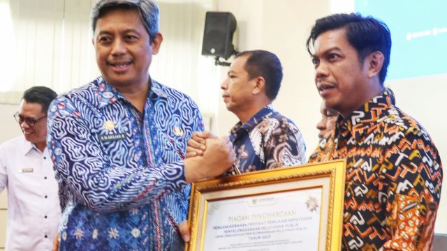 Pj Sekda Kota Makassar, Firman Pagarra saat menerima penghargaan kota pelayanan publik terbaik di Sulsel untuk tahun 2023 di Ruang Pola Kantor Gubernur Sulsel, Kamis (25/1/2024). (Foto: Istimewa)