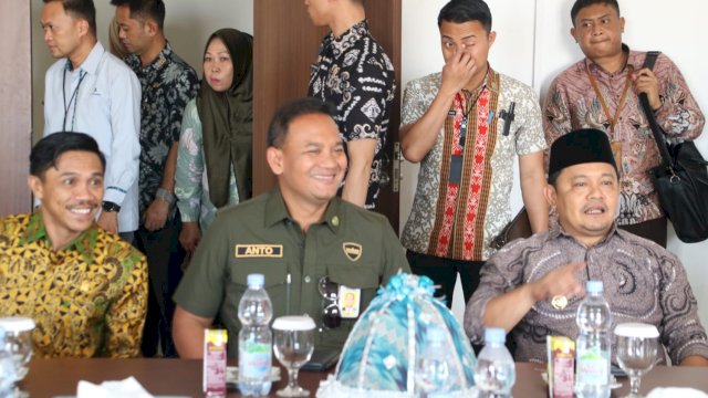 Tenaga Ahli Utama Kedeputian I Kantor Staf Presiden (KSP), Sudiyarto saat berkunjung ke Huadi Group di Kabupaten Bantaeng. (Foto: Istimewa)