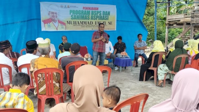 Anggota Komisi V DPR RI, Muhammad Fauzi saat meninjau realisasi pelaksanaan program BSPS di dua desa di Kecamatan Sabbang Selatan, Luwu Utara, Jumat (26/1/2024). (Foto: Istimewa)