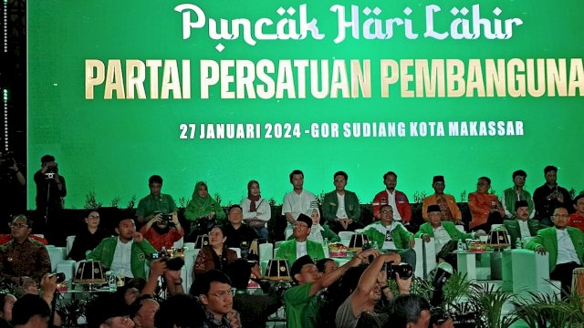 Sejumlah elite parpol koalisi Ganjar Pranowo-Mahfud MD menghadiri peringatan harlah PPP ke-51 tahun di GOR Sudiang, Makassar, Sabtu (27/1/2024). (Foto: Istimewa)