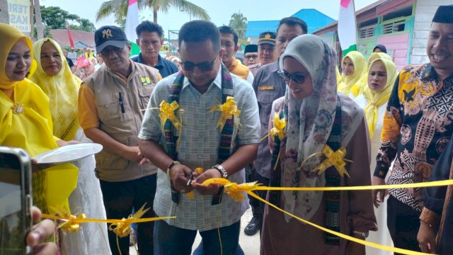 Anggota Komisi V DPR RI, Muhammad Fauzi didampingi Bupati Luwu Utara, Indah Putri Indriani saat meresmikan gedung TPS3R di Desa Pince Pute, Kecamatan Malangke, Kabupaten Luwu Utara, Sabtu (27/1/2024). (Foto: Istimewa)