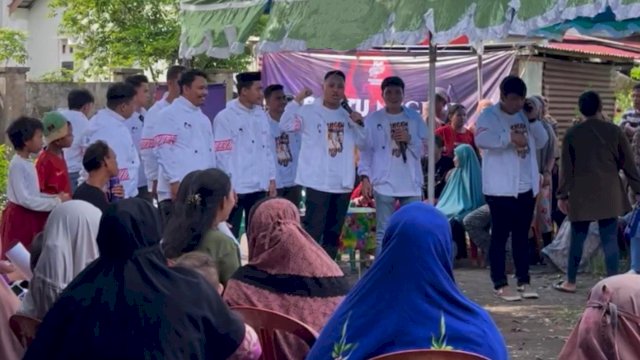 Relawan Penerus Negeri Sulsel saat menggelar kegiatan Bantu Negeri di Jalan Rappocini, Kelurahan Buakana, Kecamatan Rappocini, Makassar, Kamis (25/1/2024). (Foto: Istimewa)