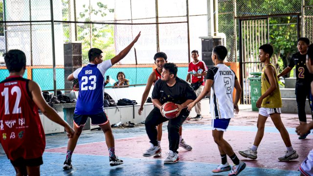 Caleg DPR RI Partai Gerindra dari Dapil Sulsel II, Andi Amar Ma'ruf Sulaiman ikut bermain usai membuka Phinisi Cup Basketball Competition di Kabupaten Bulukumba, Jumat (26/1/2024). (Foto: Istimewa)
