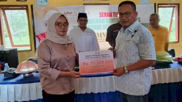 Anggota Komisi V DPR RI, Muhammad Fauzi saat menyerahkan penyertaan modal BUMDes untuk Desa Salekoe, Kecamatan Malangke, Luwu Utara, Sabtu (27/1/2024). (Foto: Istimewa)