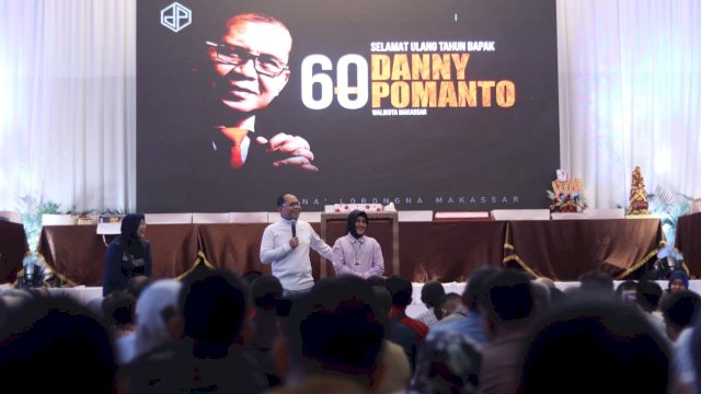 Wali Kota Makassar, Moh Ramdhan Pomanto bersama istri, Indira Yusuf Ismail merayakan ulang tahunnya yang ke-60, Selasa (30/1/2024). (Foto: Istimewa)