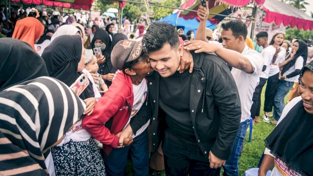 Caleg DPR RI Partai Gerindra dari Dapil Sulsel II, Andi Amar Ma'ruf Sulaiman dipeluk warga saat melakukan sosialisasi belum lama ini. (Foto: Istimewa)