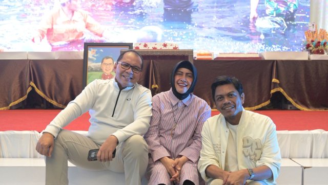 Pj Sekda Makassar, Firman Hamid Pagarra (kanan) berfoto bersama Wali Kota Makassar, Moh Ramdhan Pomanto beserta istri saat syukuran hari ulang tahun ke-60, Selasa (30/1/2024). (Foto: Istimewa)