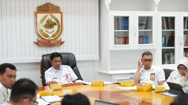 Pj Sekda Makassar, Firman Hamid Pagarra saat memimpin Rakor kerjasama amandemen revitalisasi Lapangan Karebosi di Balai Kota Makassar, Rabu (31/1/2024). (Foto: Istimewa)