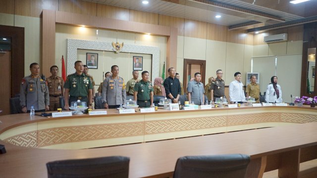 Ket : Pj Wali Kota Parepare Akbar Ali beserta pejabat dari Forkopimda melakukan vidcon bersama Pangdam Hasanuddin (foto : Humas Pemkot Parepare)