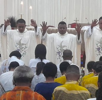 Misa Pertama Imam Baru, Stefanus Mahuze Ingatkan Kerendahan Hati Menjadi Kunci Mengenal Allah