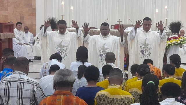 Imam Baru RD Stefanus Mahuze memberikan berkat kepada umat Katolik. (Foto: Hendrik Resi / republiknews.co.id)