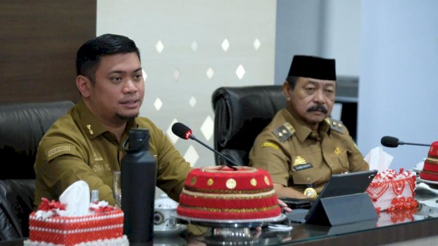 Bupati Gowa, Adnan Purichta Ichsan didampingi Wabup Gowa Abd. Rauf Malaganni saat memberikan arahan di sela-sela Coffee Morning Pemkab Gowa, di Kantor Bupati Gowa, kemarin. (Dok. Humas Gowa)