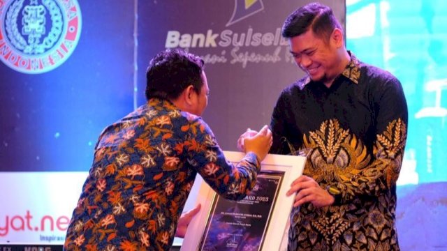 Bupati Gowa Adnan Purichta Ichsan saat menerima penghargaan Kepala Daerah Peduli Media pada SMSI Award 2023, di Hotel Claro Makassar, kemarin. (Dok. Humas Gowa)