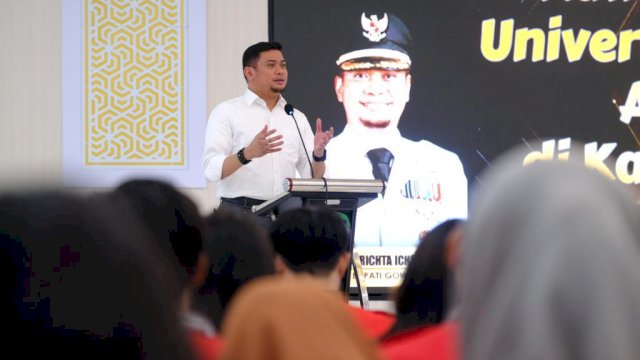 Bupati Gowa Adnan Purichta Ichsan saat menerima mahasiswa KKN Tematik Unhas Angkatan 111, di Baruga Tinggimae, Rumah Jabatan Bupati Gowa, kemarin. (Dok. Humas Gowa)