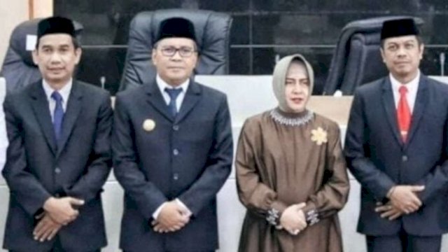 Ketua DPRD Makassar, Rudianto Lallo (kiri) saat menghadiri pelantikan Pj Sekretaris Daerah (Sekda) Kota Makassar, Firman Hamid Pagarra, Rabu (10/1/2024). (Foto: Istimewa)