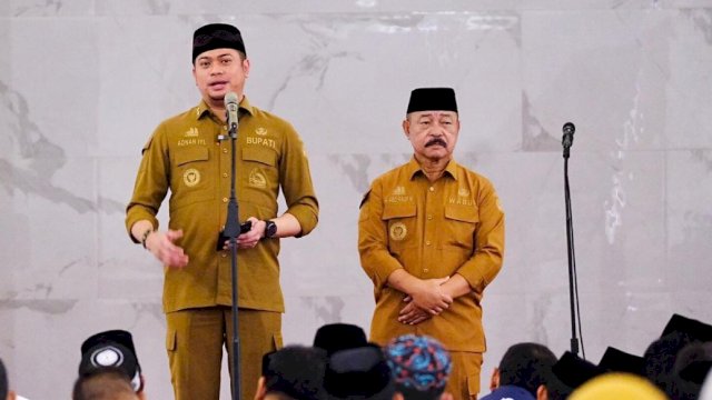 Bupati Gowa Adnan Purichta Ichsan didampingi Wakilnya Abd. Rauf Malaganni saat menghadiri Doa dan Zikir Bersama Peringatan 8 Tahun Kepemimpinan Adnan-Kio, di Masjid Agung Syekh Yusuf, kemarin. (Dok. Humas Gowa)