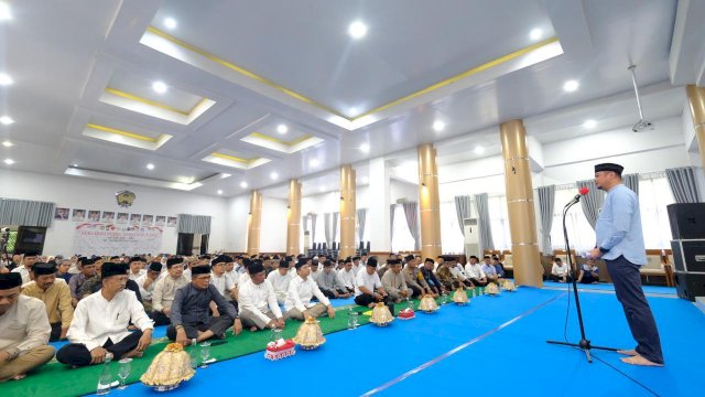 Bupati Gowa, Adnan Purichta Ichsan saat menghadiri Peringatan Isra Mi'raj Nabi Muhammad SAW 1445 Hijriah, di Baruga Karaeng Galesong, Kantor Bupati Gowa, kemarin. (Dok. Humas Gowa)