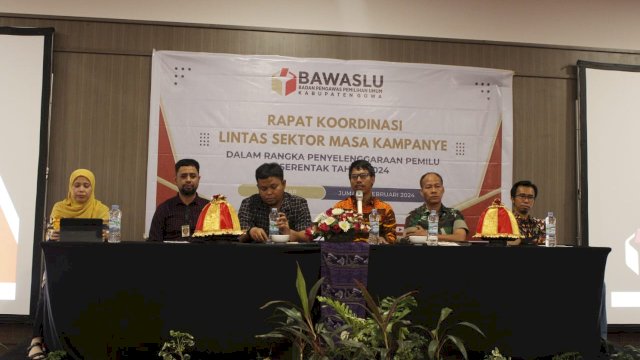 Koordinator Divisi Penanganan Pelanggaran Bawaslu Gowa Yusnaeni (kiri) saat menghadiri Rapat Koordinasi Lintas Sektor bersama partai politik dan stakeholder lainnya, di Hotel Swissbell Makassar, kemarin. (Dok. Humas Bawaslu Gowa)