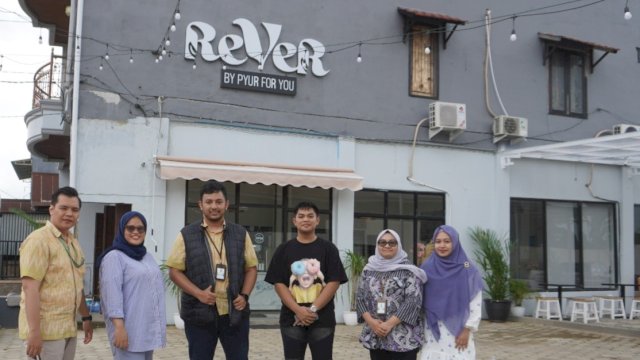 Tim Dosen Program Studi Kewirausahaan Kalla Institute saat melakukan visit usaha ke Rever Cafe dan Agung Mini Soccer, di Kabupaten Pangkep, kemarin. (Dok. Kalla Institute) 