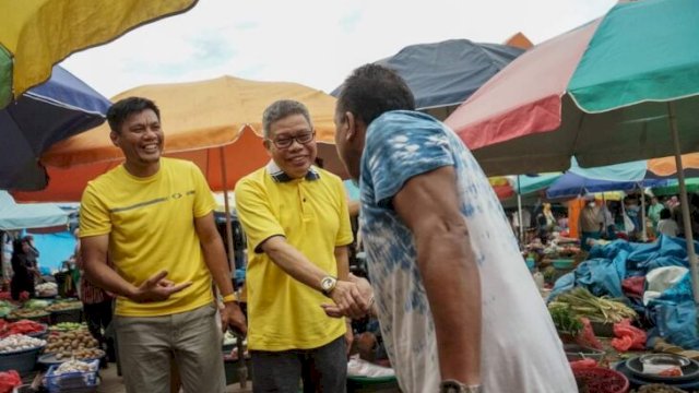 Taufan Pawe di dampingi legislator Bulukumba, Asri Jaya saat kunjungan ke salah satu pasar tradisional Bulukumba. [FOTO: IST]