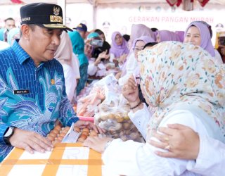 Pj Gubernur Sulsel Salurkan Bantuan Pangan Pemerintah Pusat untuk Warga Miskin di Takalar